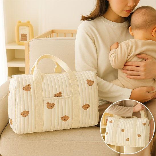 maman sereine prete a promener bebe avec sac a langer bebe