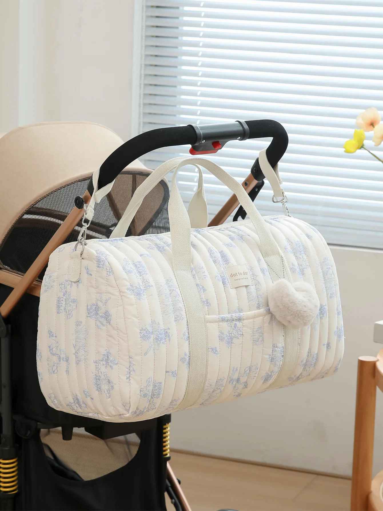 sac Ă  langer bleu fleuri accroche poussette large