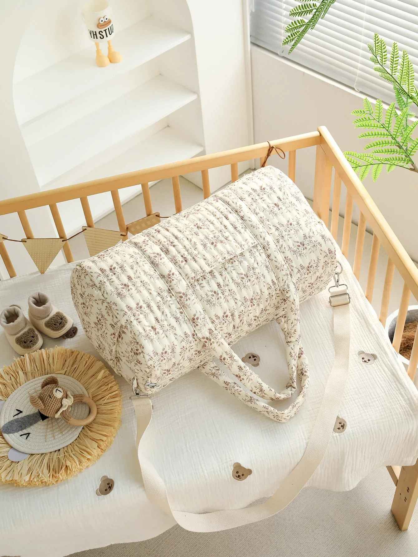 sac à langer fleuri rempli affaires bébé