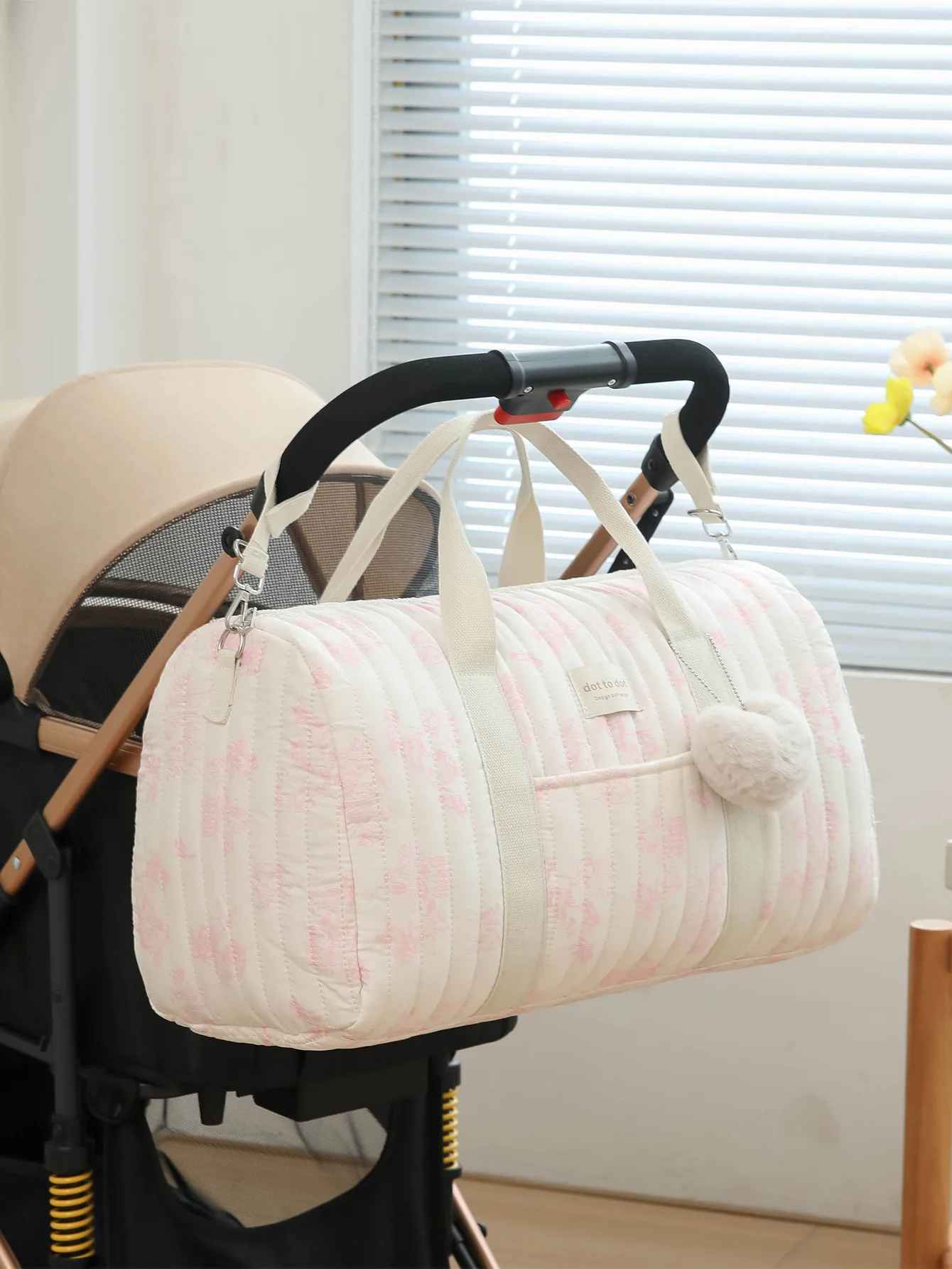 sac Ă  langer rose fleuri accroche poussette trĂšs large