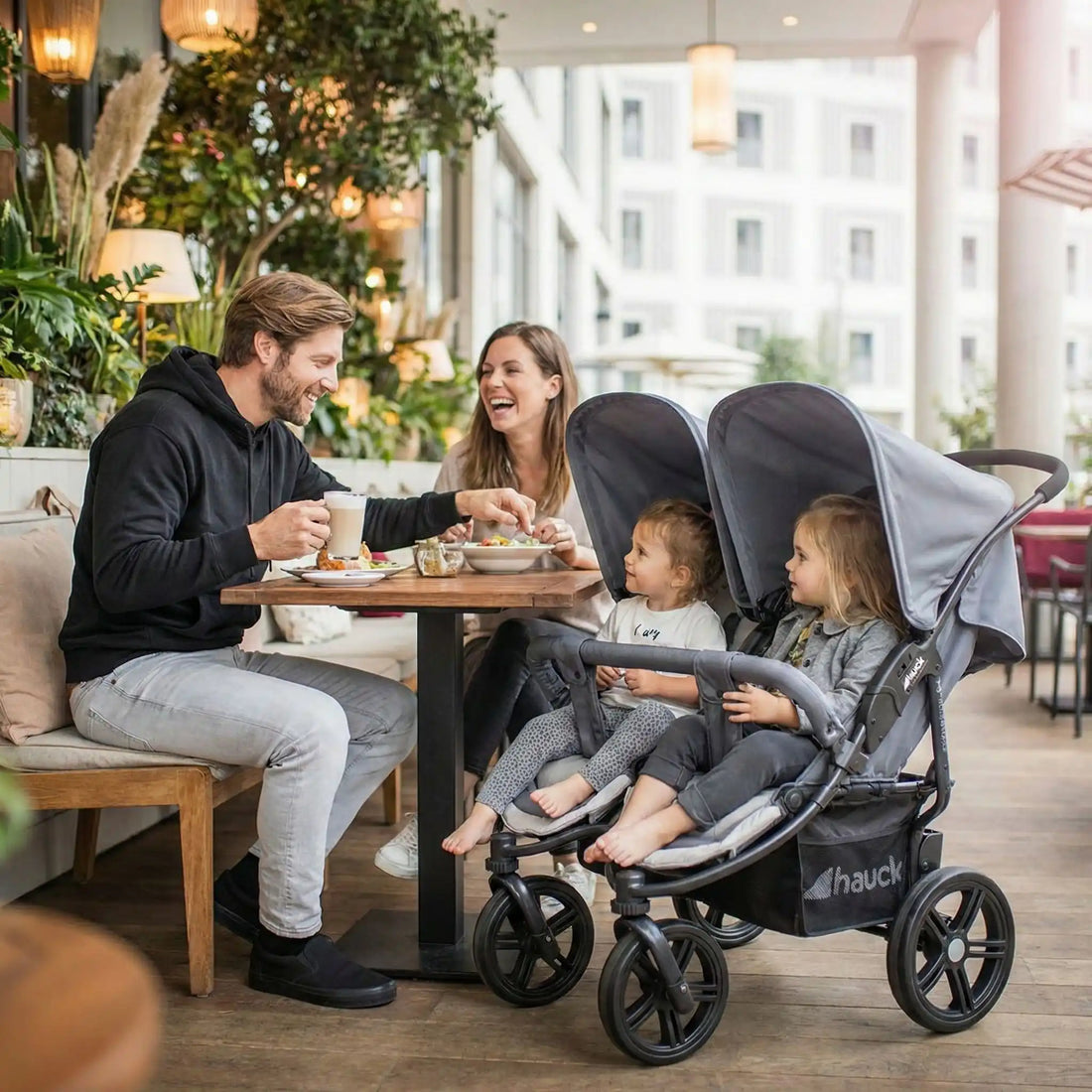 une promenade réussie grâce aux poussettes doubles adaptées pour les enfants