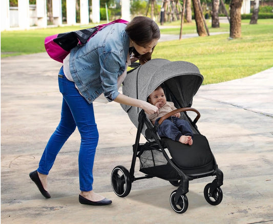 balade maman et bébé avec la poussette bébé confort 