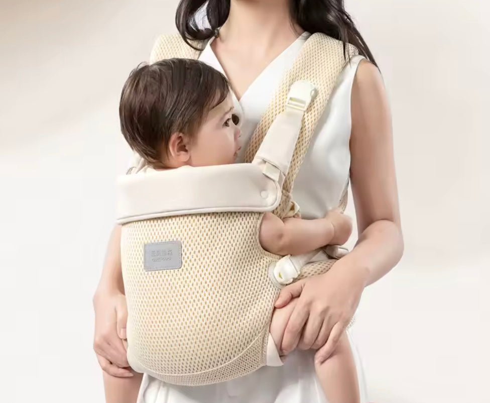 le confort de bébé dans le porte bébé physiologique beige