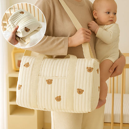 maman portant sac a langer bebe pret a sortir