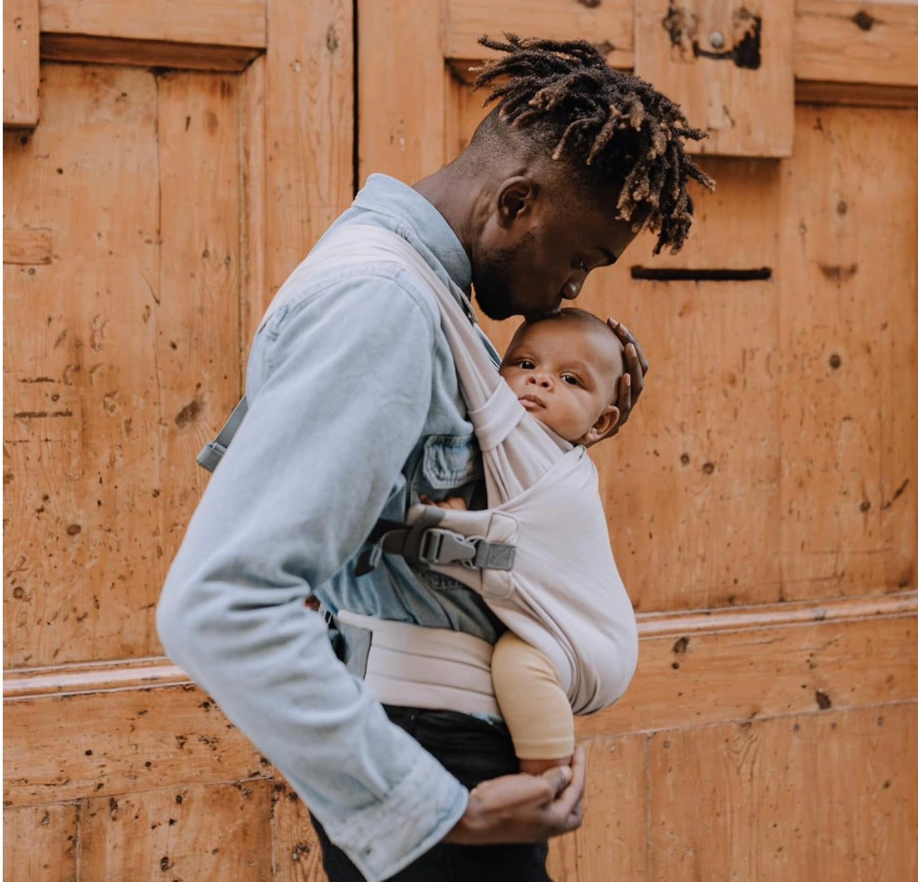 les parents sont heureux grâce au porte bébés