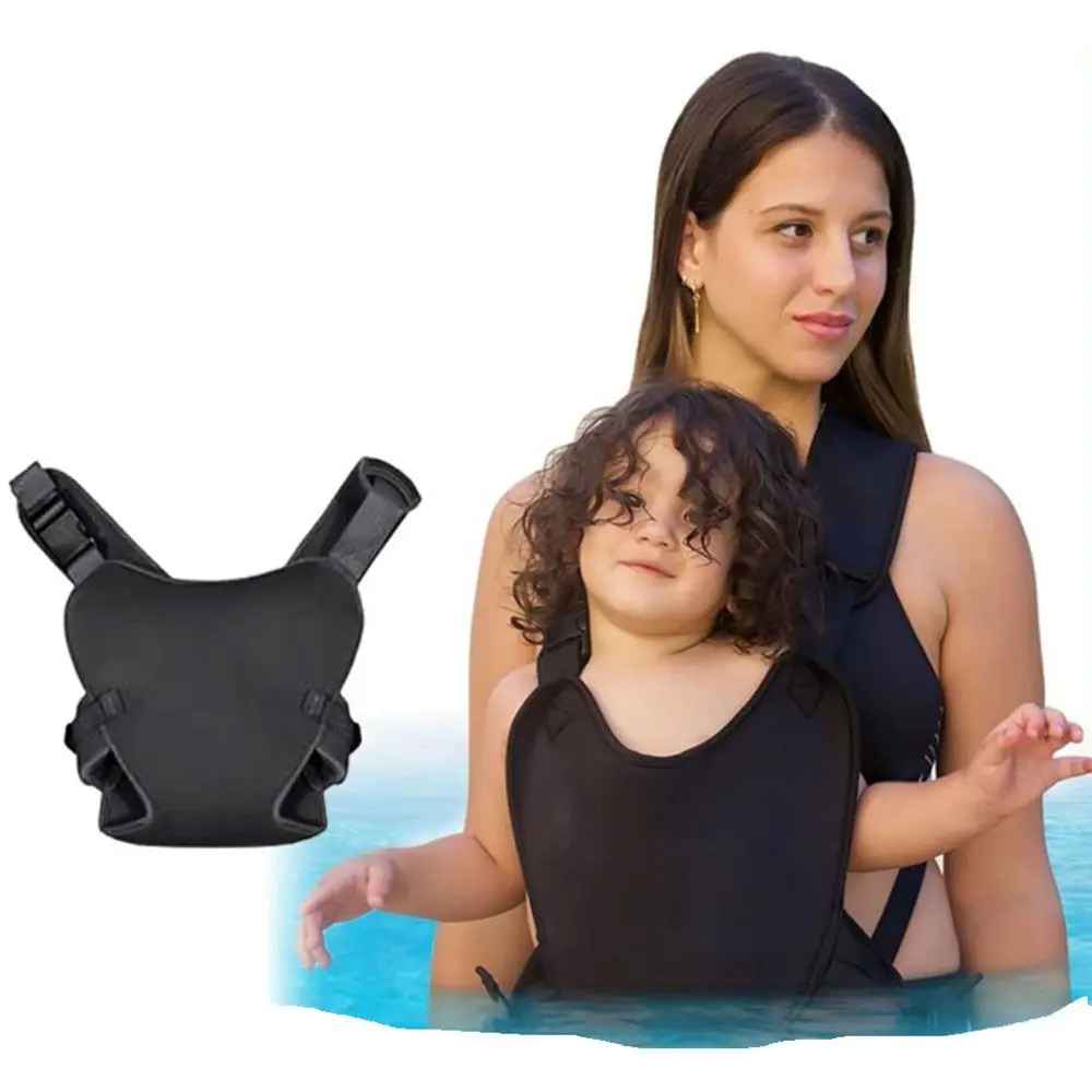 porte bébé à la piscine maman est heureuse