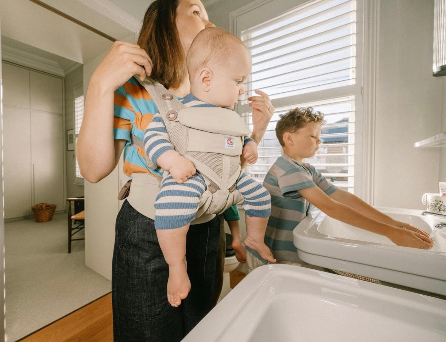 porte bébé beige enfants sont contents