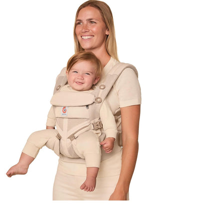 porte bébé beige maman heureuse
