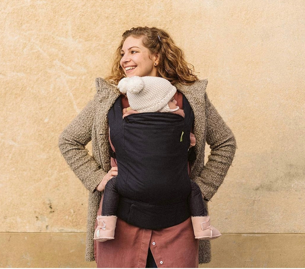 porte bébé ergonomique de couleur noir foncé