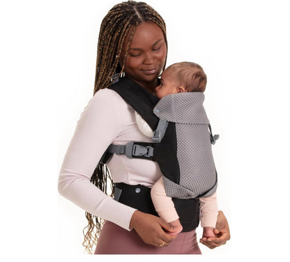 porte bébé gris et noir le bébé est confortable