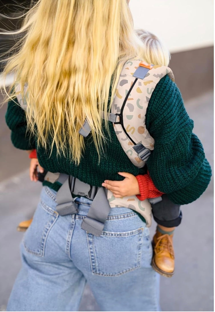 porte bébé la maman est confortable