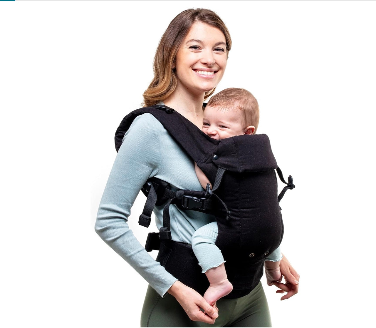 porte bébé noir le bébé et la maman sont contents