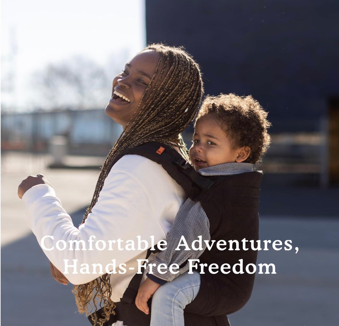 porte bébé noir maman est heureuse et confortable