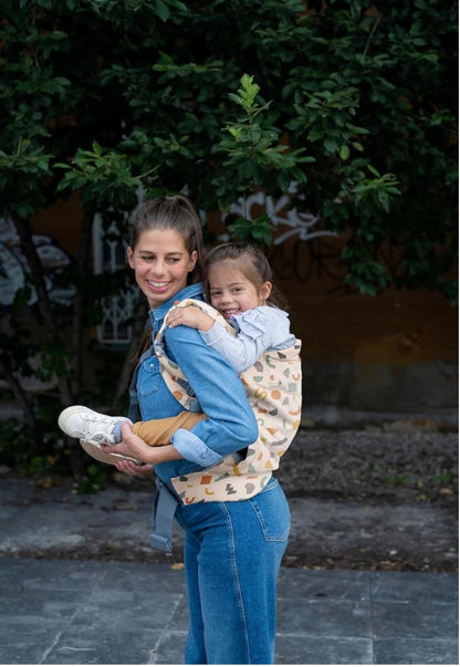 porte bébé la petite fille est heureuse
