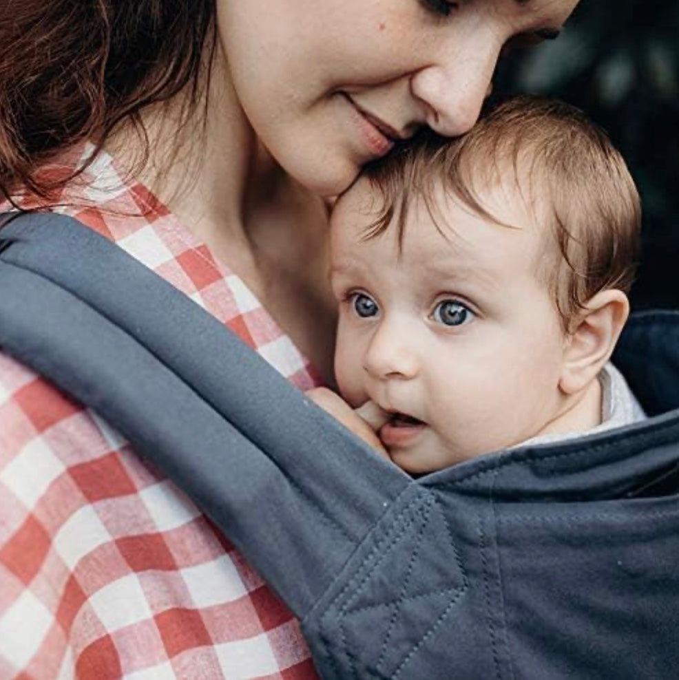 le porte bébé qui renforce le lien entre les parents et les enfants
