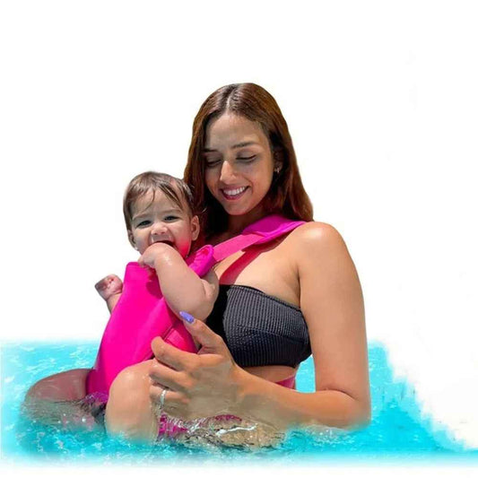porte bébé rose piscine maman et bébé sont heureux