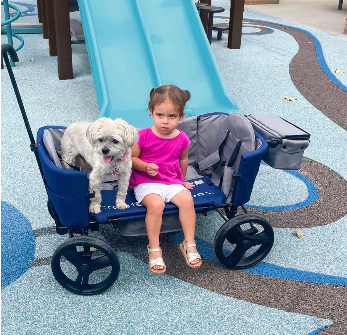 poussette bébé enfant heureuse