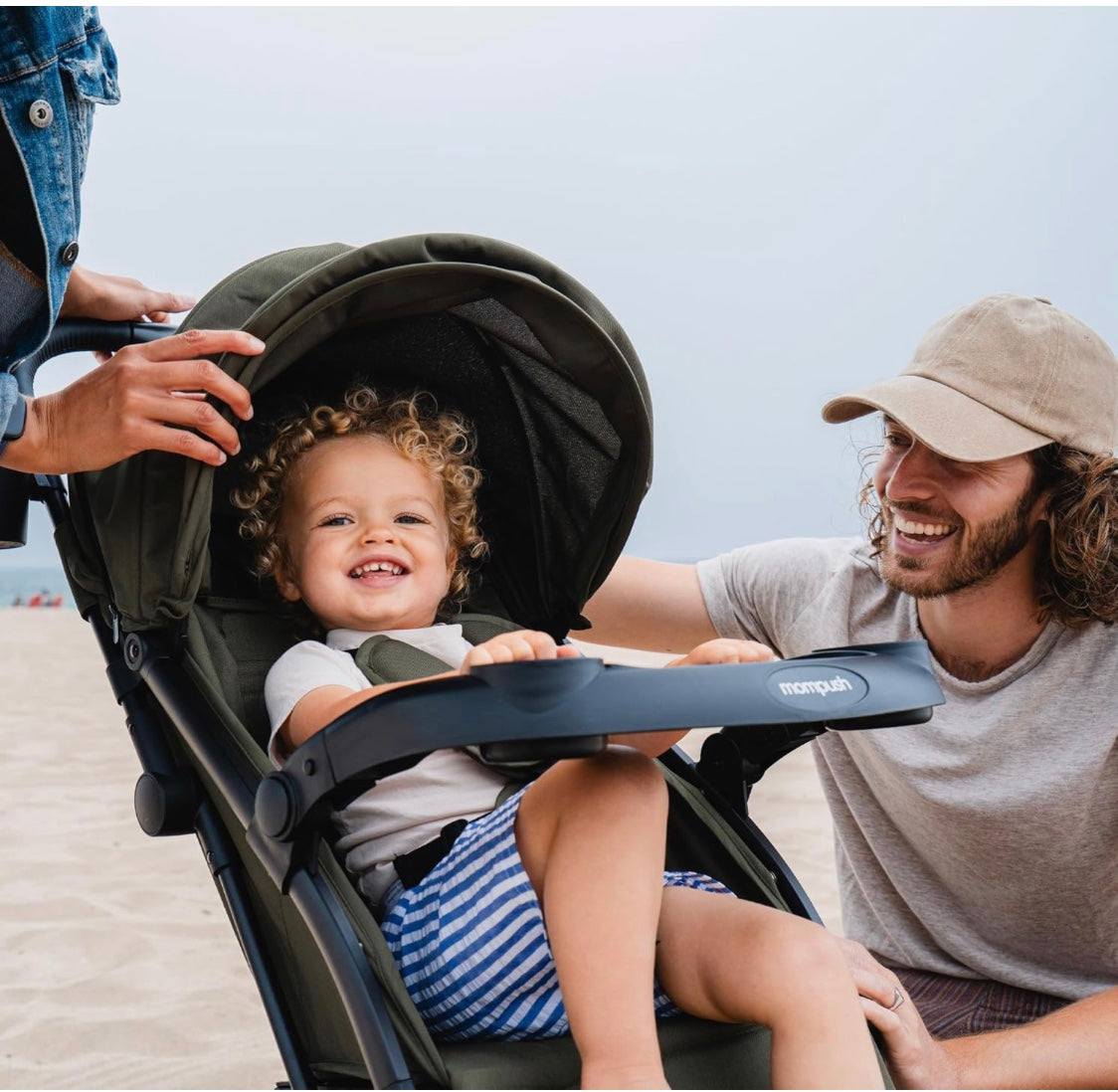 poussette bébé heureux