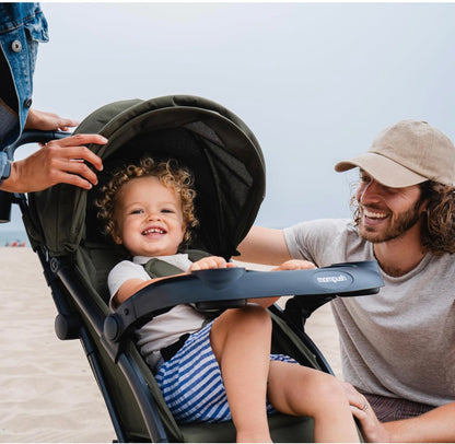 poussette bébé heureux
