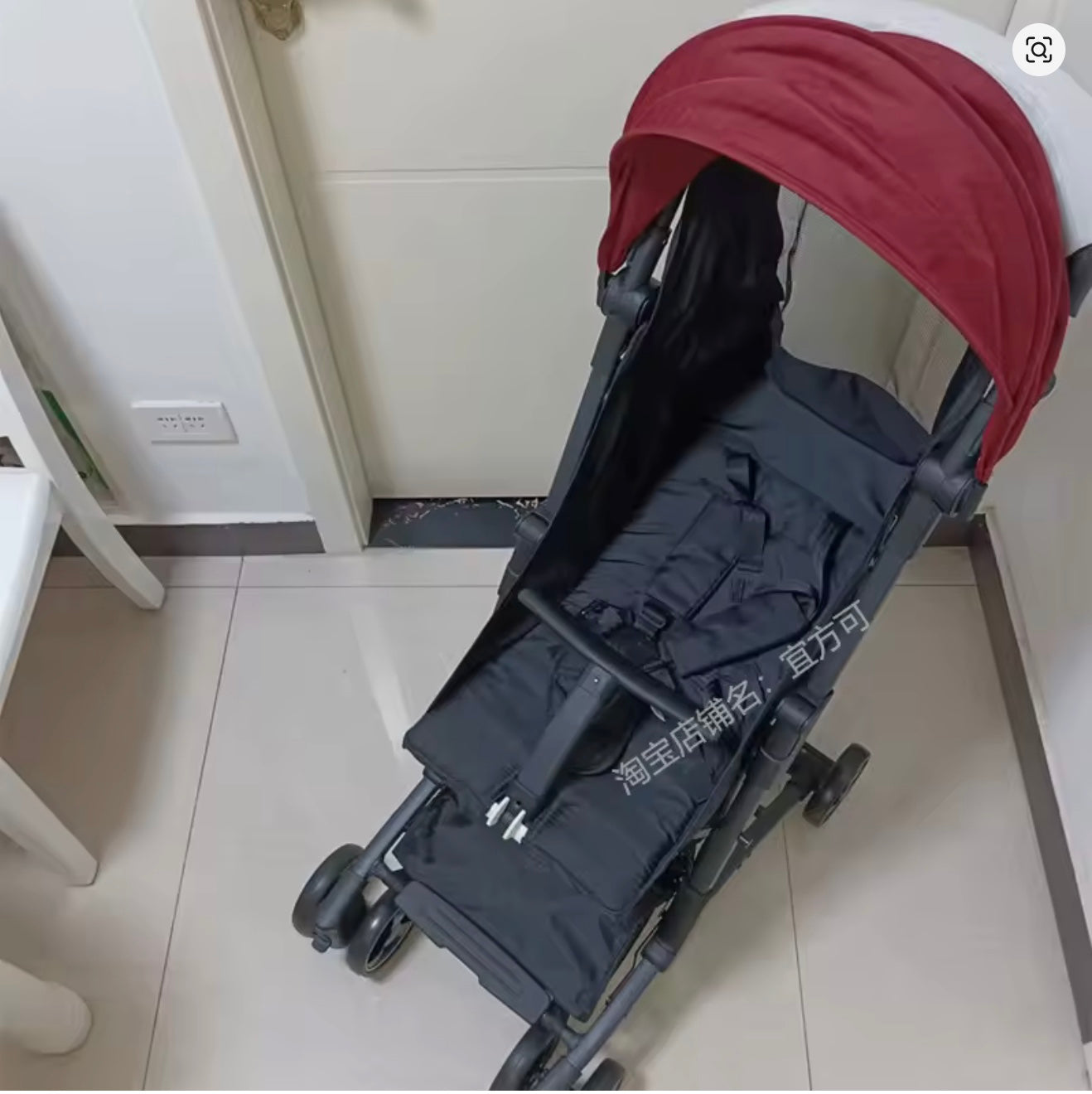 poussette canne de couleur rouge