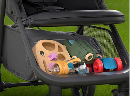 poussette avec un espace de rangement